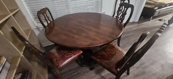 Table with 5 chairs