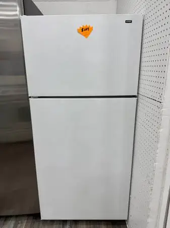 Hotpoint 28”W Top Freezer Refrigerator Excellent Condition
