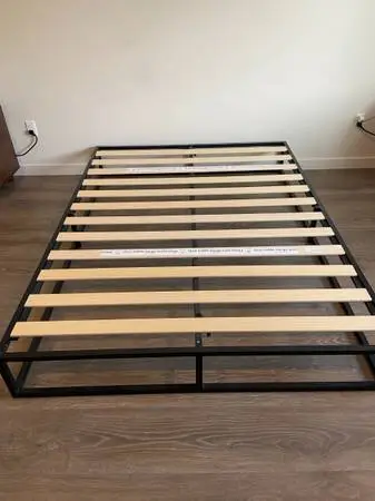 Zinus Joseph Queen Size Steel Bed Frame w/Wood Slats - Exc Cond