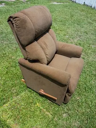 Hey!!!  4 sale. Recliner loveseat. Lazyboy recliner chai.make offer!!!