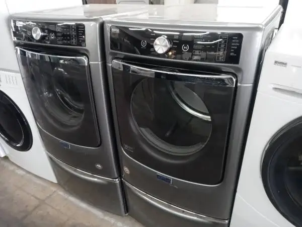 🌲Maytag gray front load washer and gas dryer set on pedestals