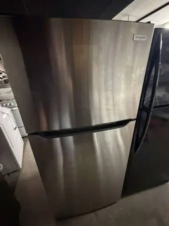 30 Inch Top Freezer Refrigerator with 18.3 Cu. Ft. Capacity