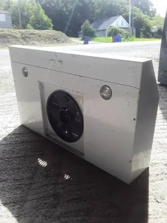 Broan Under cabinet range hood. In great working condition.