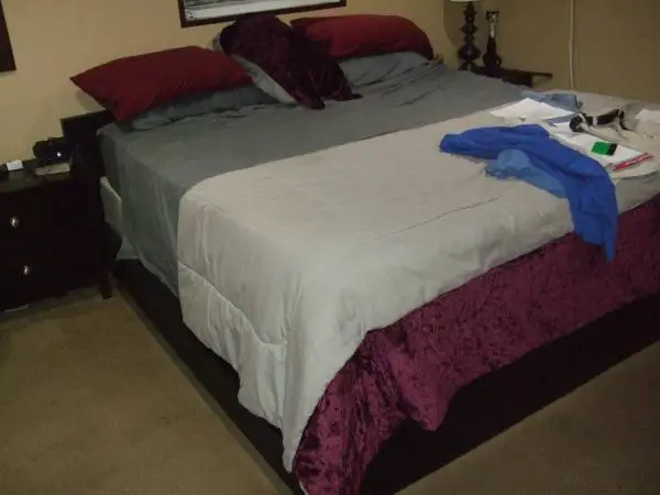 KING SIZE BEDROOM BED 2 NIGHT STANDS 2 LAMPS MATRESS BOXSPRING INCLUDE
