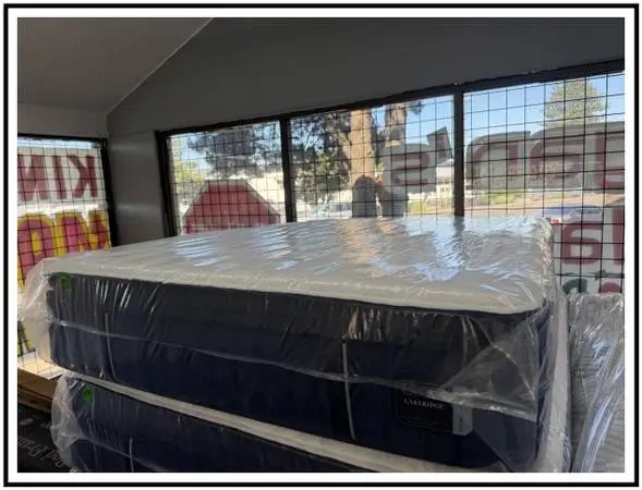 QUEEN SIZE STEARNS & FOSTER LAKERIDGE PILLOW TOP MATTRESS & BOX BED