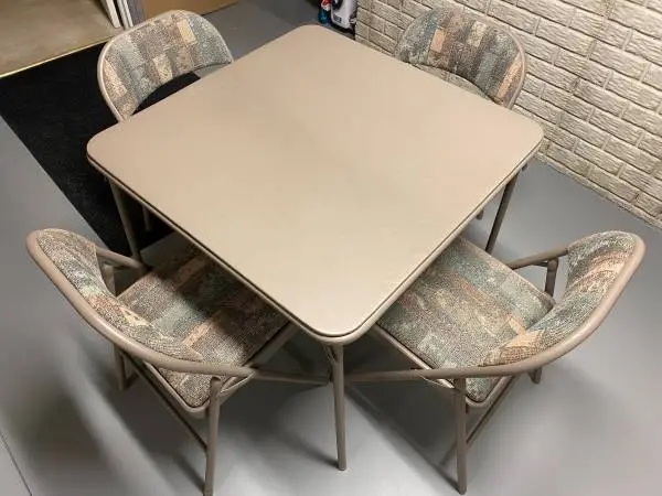 **** SAMSONITE CARD TABLE - 4 FOLDING CHAIRS EXCELLENT CONDITION