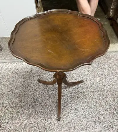 Vintage Mahogany Pie Crust Tilt-Top Pedestal Side Table – 21 Round