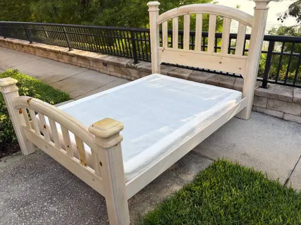 Vintage Queen Bed (USA) – Headboard/Footboard/Rails/Bonus Box Springs