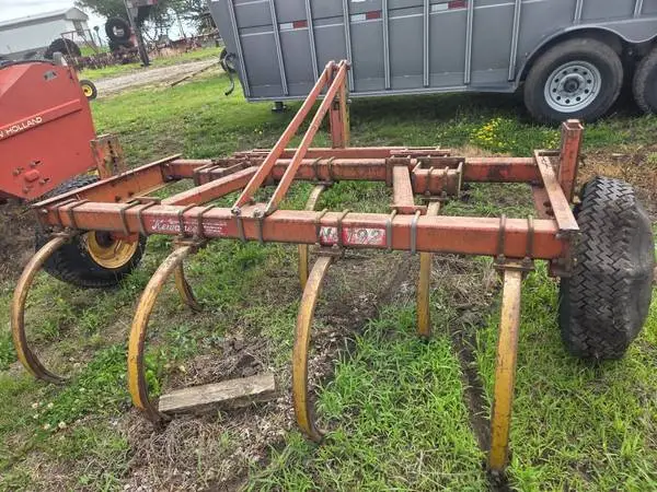 Small chisel plow
