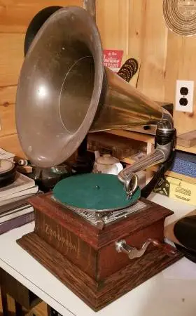 Collector buying old record players, phonographs, Victrolas, 78s, etc