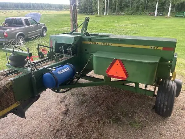 John Deere 327 Baler