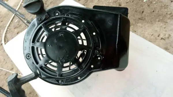 Lawnmower top recoil lid