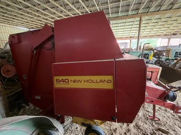New Holland 640 Round Baler