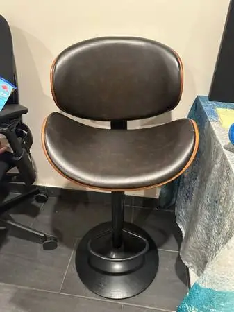 Swivel bar stool