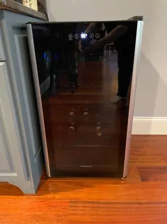 Wine Cooler Frigidaire 26 Bottle Capacity