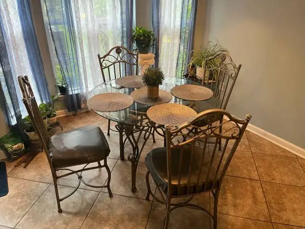 Dining Table With 4 Chairs in Great Shape