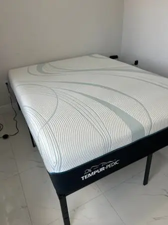 Tempurpedic Queen only months old from a spare bedroom only slept on a