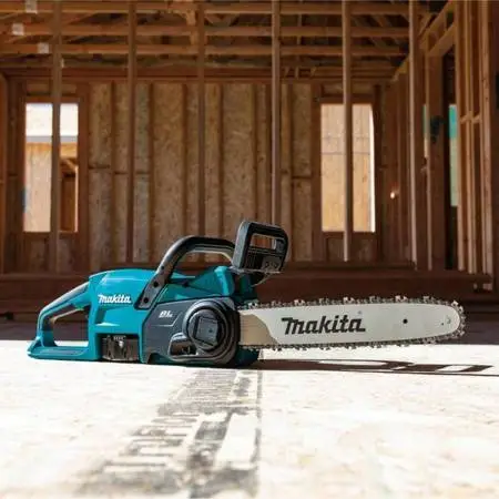NEW 14 in. Makita Chainsaw Kit, 18V Lithium-lon 4Ah Battery & Charger Included
