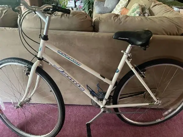 ### 27 WOMENS JAMIS HYBRID BIKE