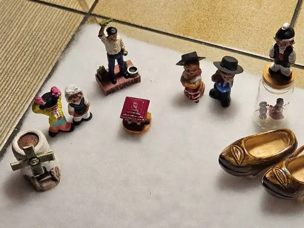 VINTAGE 2 Miniatures: Very folkloric pieces from Spain