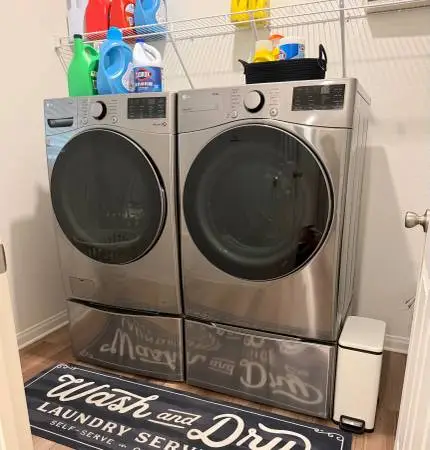 2025 LG washer & dryer with pedestals