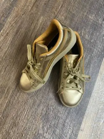 Used like new ~ PUMA GOLD Children’s SNEAKERS