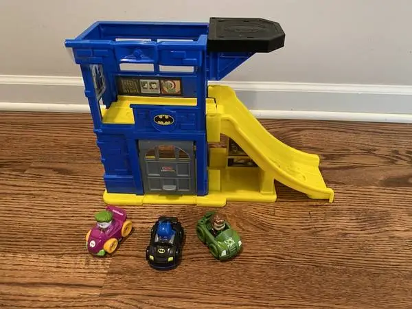 LITTLE PEOPLE BATMAN WHEELIES RAMP with 3 Wheelies Cars