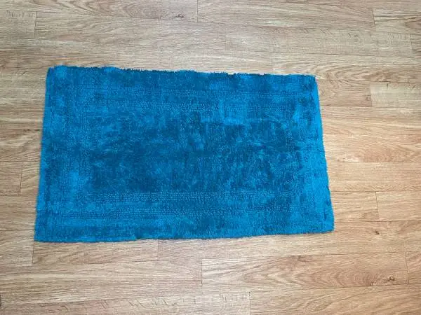 21 1/2 BY 36 TEAL THROW RUG