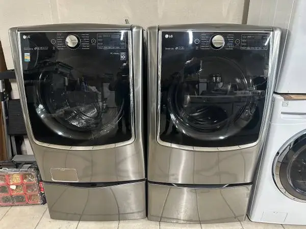 LG MEGASIZE STEAM Front-load SIDEKICK WASHER & Gas dryer w/ pedestals