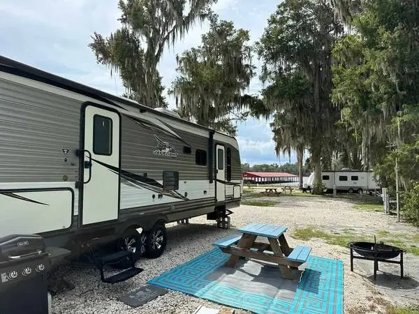 RV RENTAL ST. JOHNS RIVER $1500 RV, ELEC, WIFI, SEWER INCLUDED