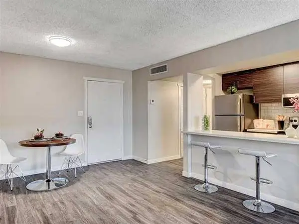 Lots of space, conveniently located nearby college campus! 1010 Sq Ft!