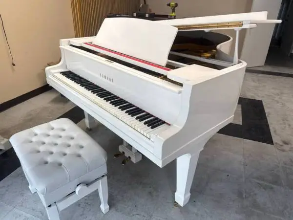White Yamaha baby grand / free delivery snd tuning
