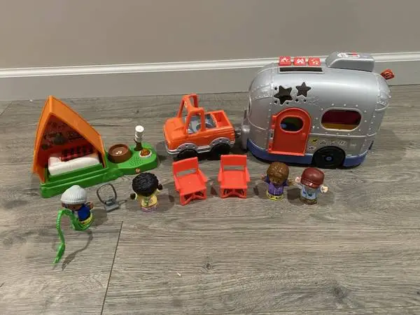 FISHER PRICE LITTLE PEOPLE LIGHT-UP LEARNING CAMPER SET