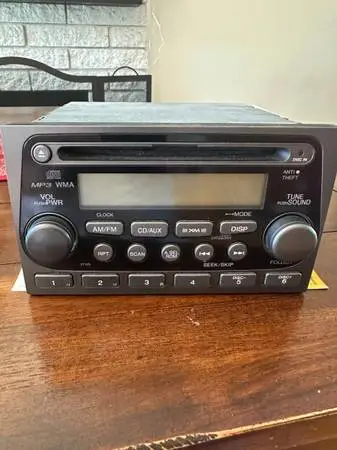 ORIGINAL HONDA ELEMENT 2006 STEREO BOX IN GREAT CONDITION
