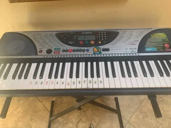Piano Yamaha PSR240 electronic keyboard