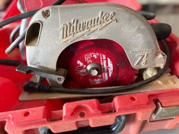 Milwaukee corded 7 1/4 saw w/demo blade