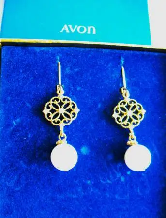 AVON? Pearl and crystal dangle Earrings $10