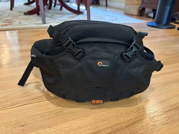 LOWEPRO CAMCORDER/CAMERA WAIST BAG - LIKE NEW