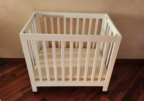 Baby mini crib + (bundle, see details)