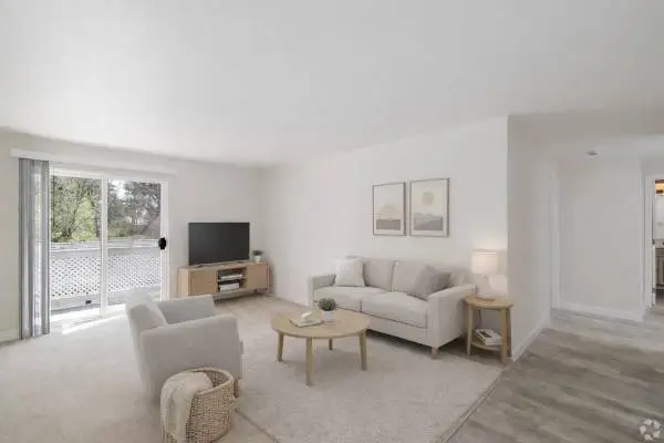 Must-See 2 BR-Quick Commute, Modern Kitchen & Pool!