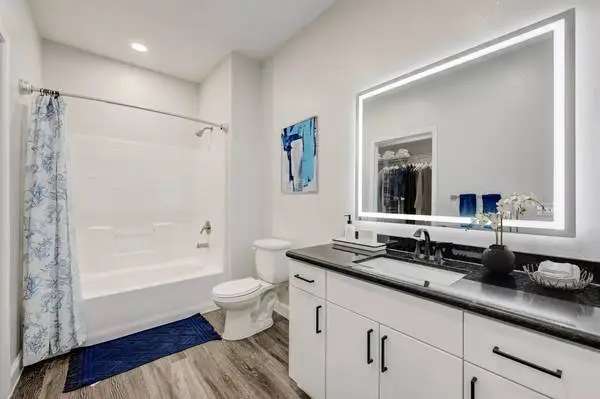 Now showing! Gorgeous 846 Sq Ft 1 bed, 1 bath! Wonderful deal!