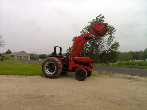 Case IH 485 with loader