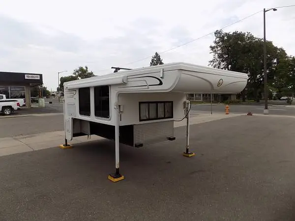 2006 Hallmark Cuchara Long bed Truck Camper