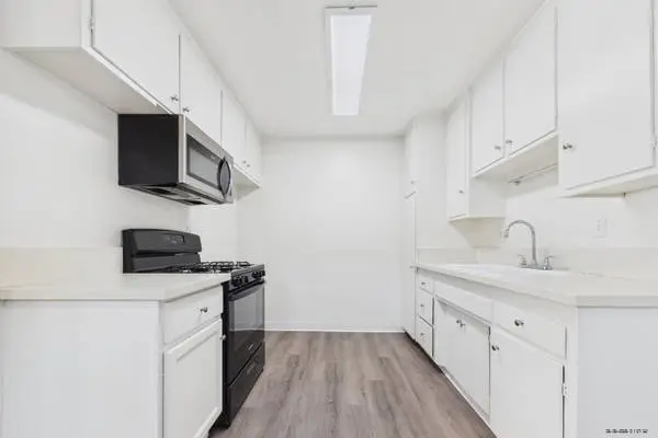 Bellflower 1 Bedroom * Walk in Closet * Balcony * Upgraded Appliances