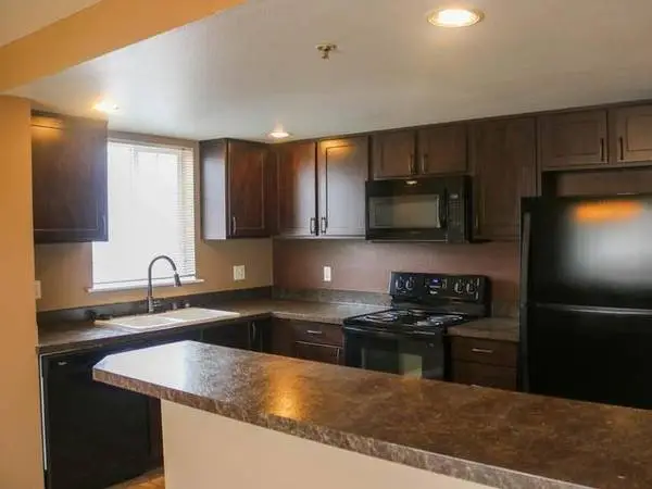 Kitchen with Barstool Island, Pet Area, Washer/Dryer
