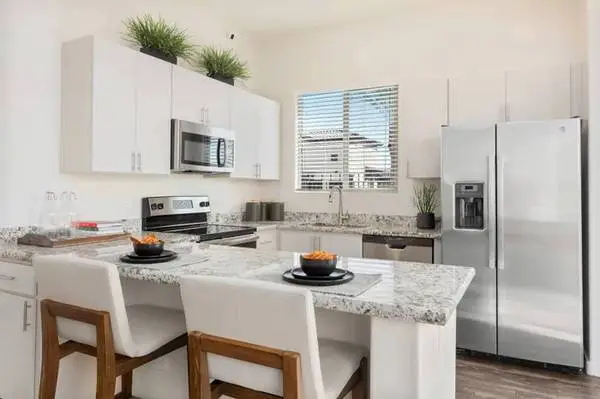 Beautiful move in ready 2x2 + 8 weeks free !