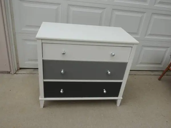 Three-drawer 3-tone dresser