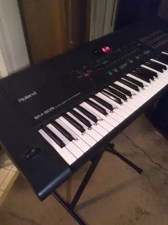 Roland EM-305 Intelligent Synthesizer Keyboard With Stand
