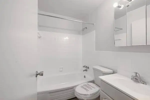 Lots of space! 792 sqft, 2 bed, washer/dryer in unit, near everything