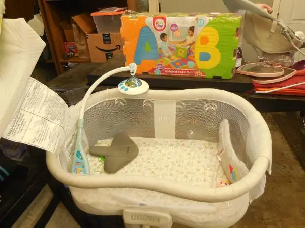 Halo Bassinet plus extras